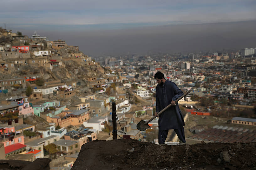 Кабул, Афганистан. Мужчина ремонтирует крышу дома