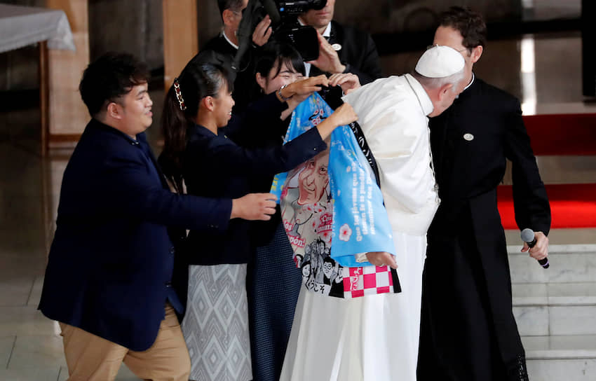 Токио, Япония. Папа римский Франциск облачается в кимоно