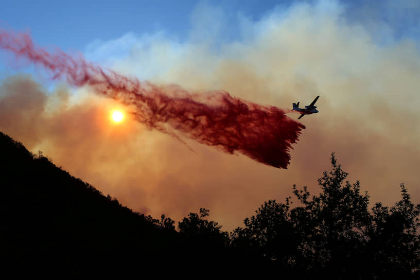 Санта-Барбара, США. Тушение лесных пожаров в Калифорнии 