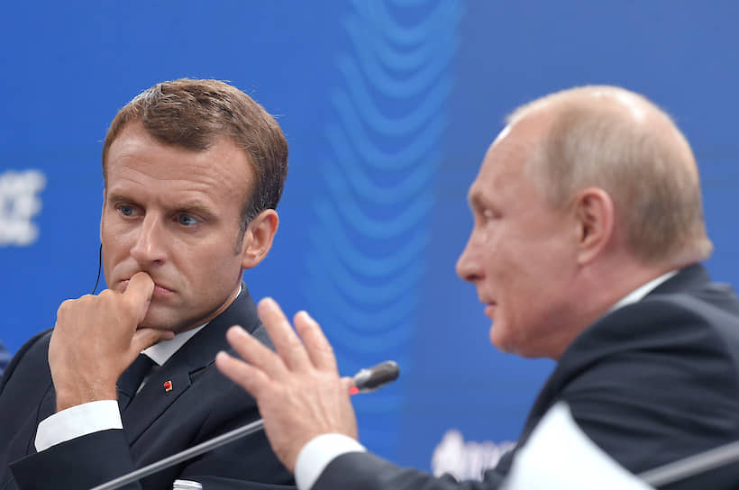 Президент Франции Эмманюэль Макрон (слева) и президент России Владимир Путин