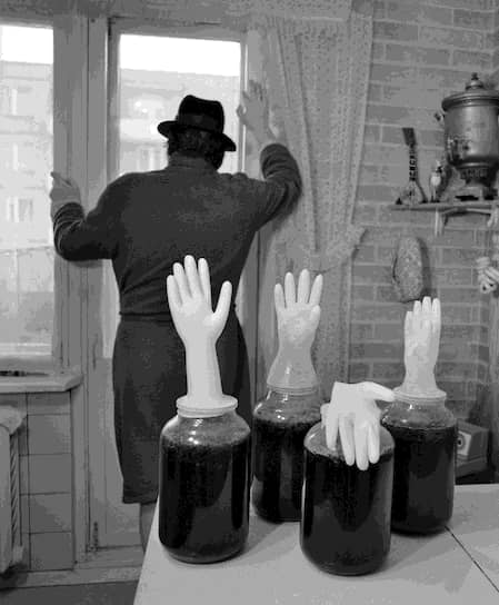 В конце 1980-х резиновые перчатки на банках с брагой, сдуваясь после готовности продукта и падая, как будто махали на прощание советскому строю