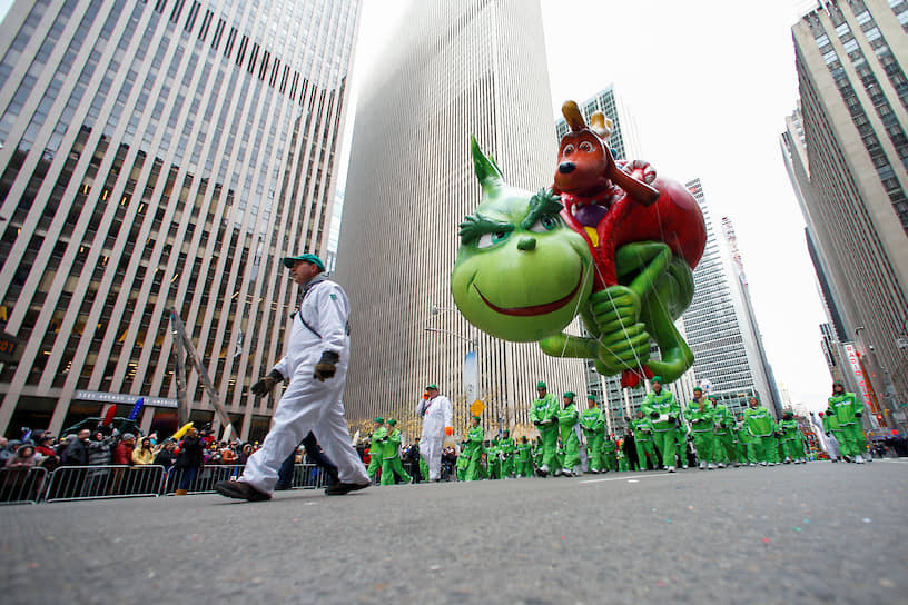 Гигантский воздушный шар, изображающий персонажа Гринч из одноименного мультфильма