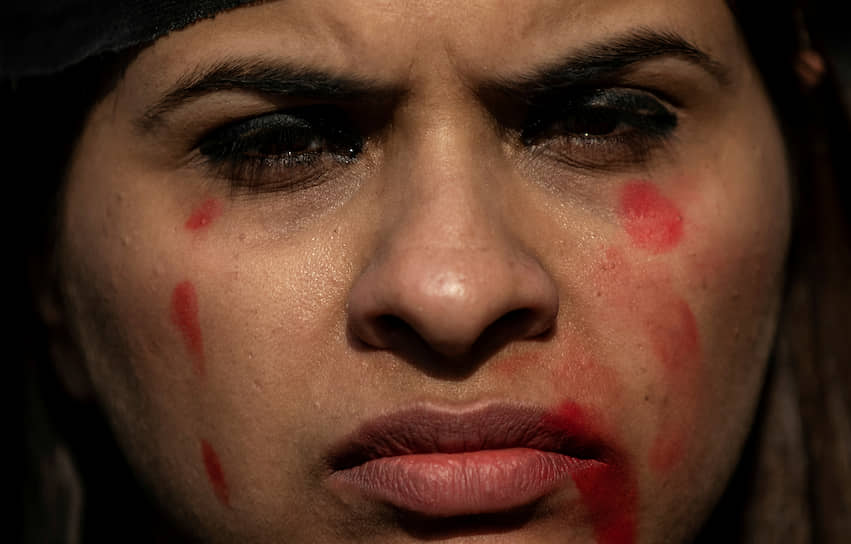 Нью-Дели, Индия. Участница акции протеста, собравшейся после изнасилования и убийства 27-летней женщины в Хайдарабаде