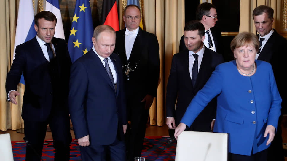Слева направо: президент Франции Эмманюэль Макрон, президент России Владимир Путин, президент Украины Владимир Зеленский, канцлер ФРГ Ангела Меркель перед началом переговоров