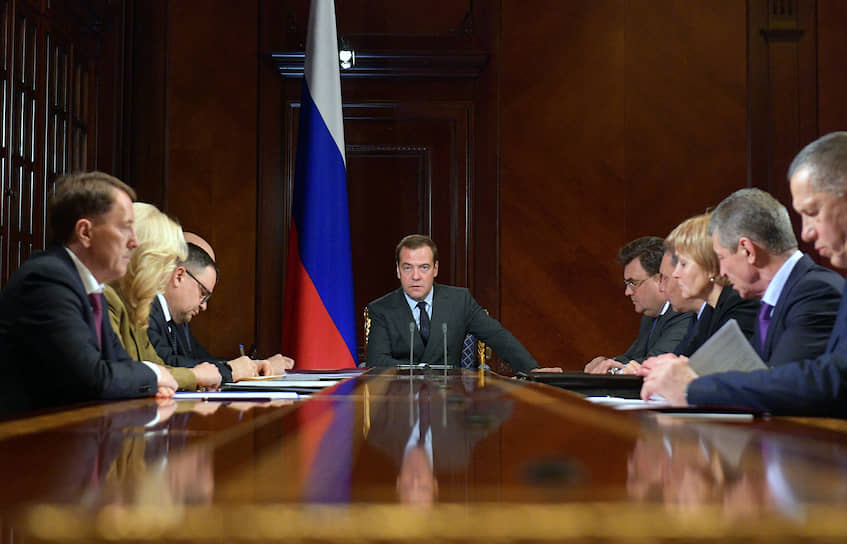 Премьер-министр Дмитрий Медведев на совещании с вице-премьерами