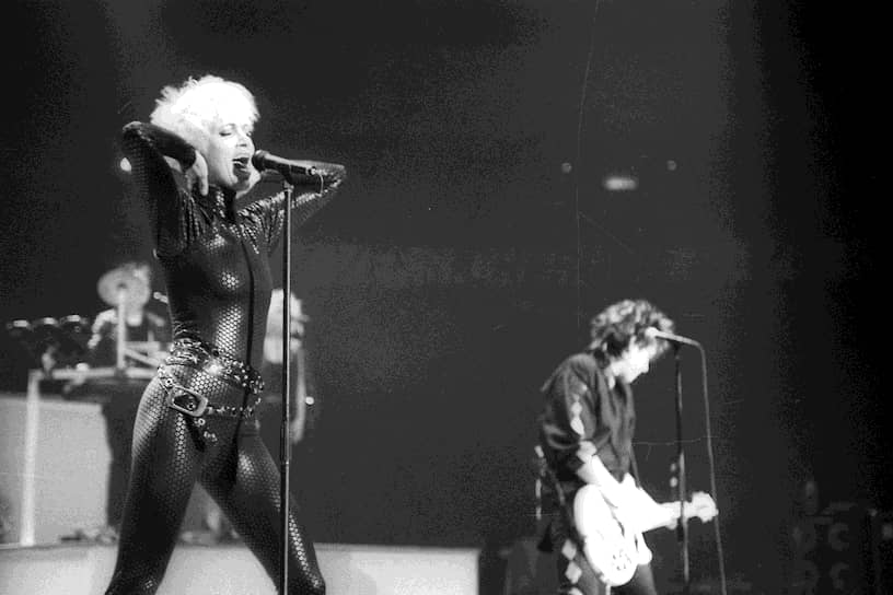 В 1987 год Roxette отправилась в турне по Швеции и собрала 100 тыс. зрителей. Через год группа выпустила свой второй альбом «Look Sharp!», два сингла с которого возглавили американские чарты