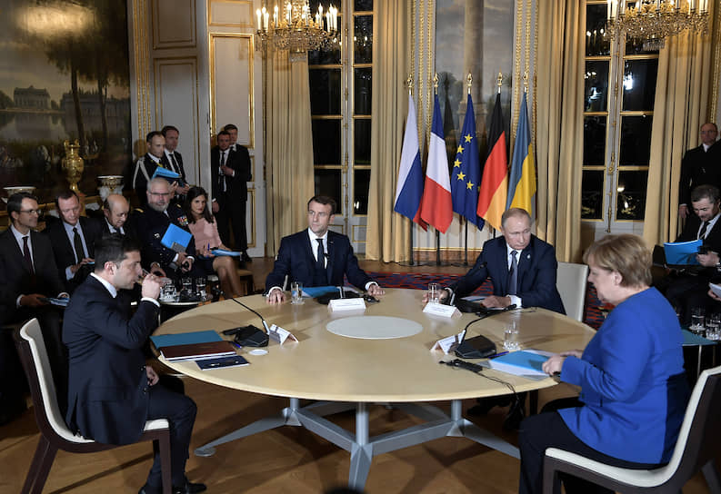 В общей сложности переговоры продолжались около пяти с половиной часов, включая перерыв на двустороннюю встречу президентов Путина и Зеленского