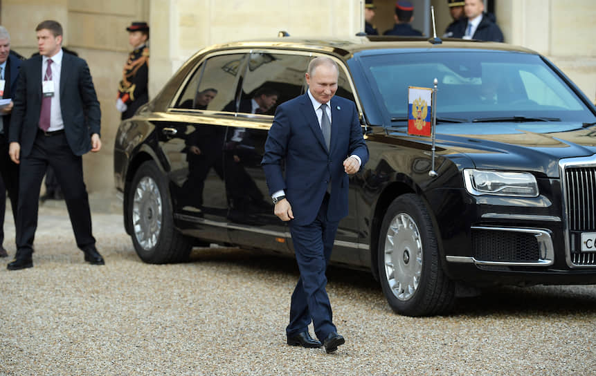 Президент России Владимир Путин прилетел в парижский аэропорт Шарль де Голль, в Елисейский дворец его доставили на лимузине Aurus
