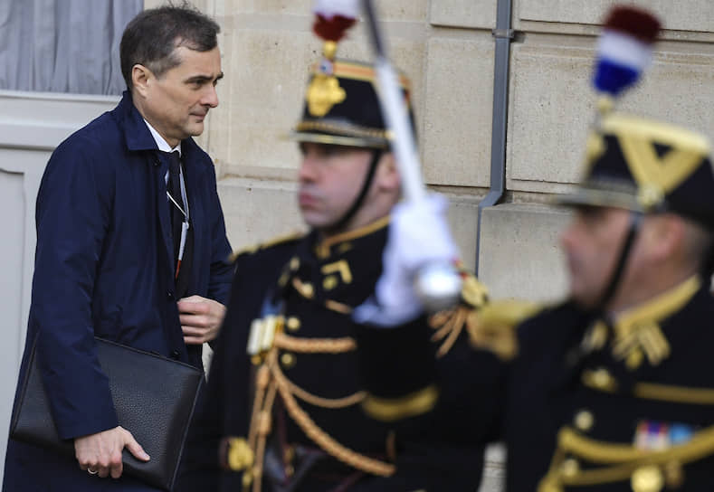 В составе российской делегации в Париж приехал также помощник президента РФ Владислав Сурков 