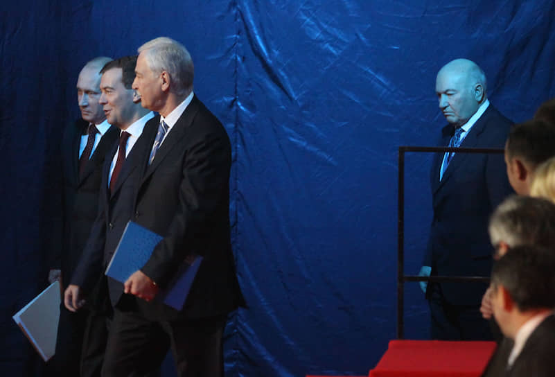 Слева направо: президент России Владимир Путин, председатель правительства Дмитрий Медведев, бывший спикер Госдумы Борис Грызлов и бывший мэр Москвы Юрий Лужков