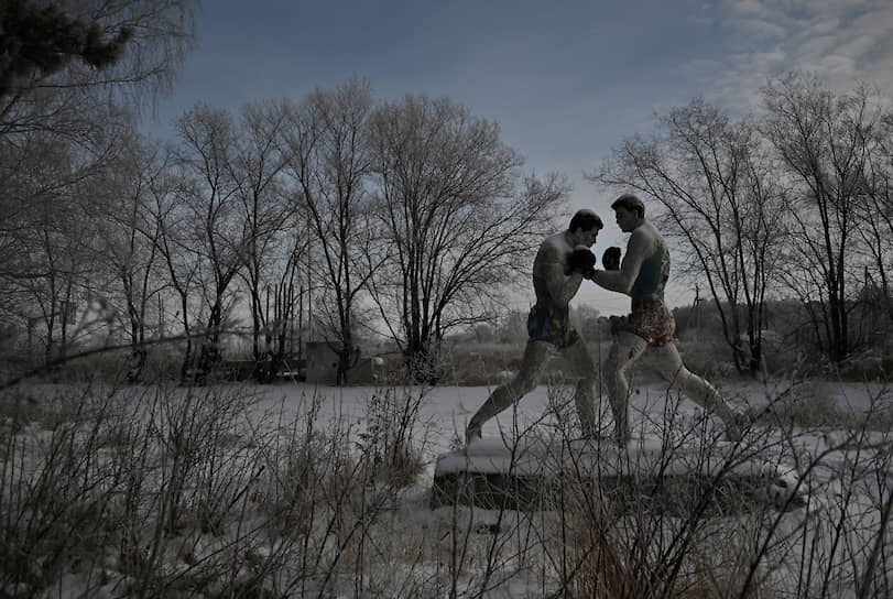 Чернолучье, Омская область. Скульптуры боксеров в заброшенном пионерском лагере