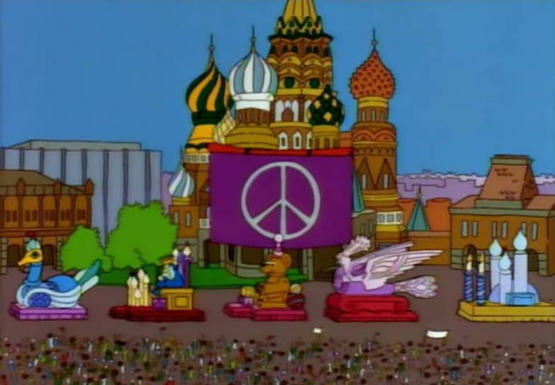 В один миг эта мирная демонстрация превратится в военный парад на фоне флага СССР