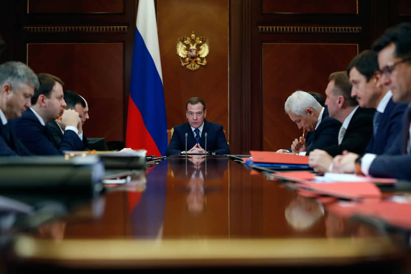 Премьер-министр Дмитрий Медведев (в центре)