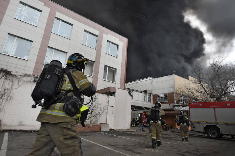 С пламенем боролись 120 сотрудников МЧС. Были привлечены 42 единицы техники и два вертолета Московского авиационного центра