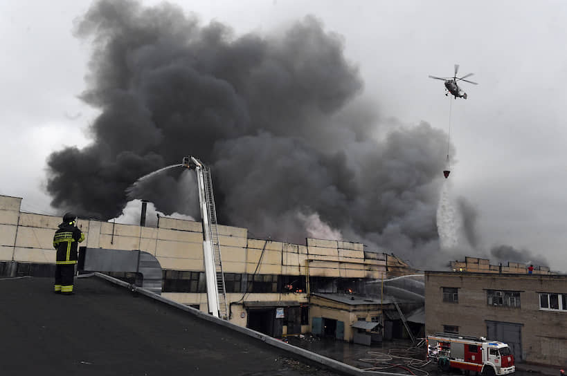 В ходе тушения вертолеты Московского авиационного центра сбросили 195 тонн огнегасящей жидкости