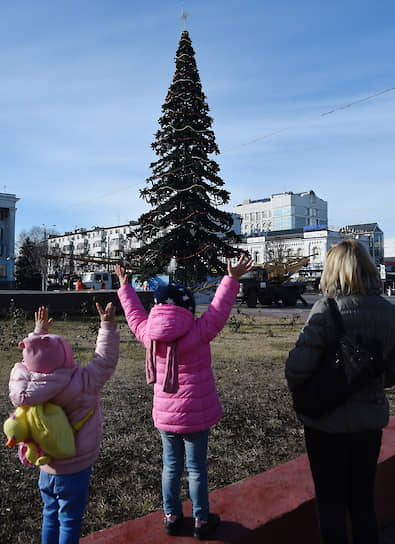 &lt;b>Симферополь, 7 млн руб.&lt;/b>&lt;br>
Главная крымская елка устанавливается на площади Ленина в Симферополе. 24-метровое искусственное дерево, украшения, гирлянды и ограждение закупили в 2016 году за 7 млн руб.  