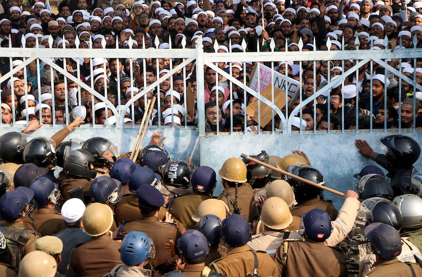 Лакхнау, Индия. Полиция преградила путь студентам исламского университета во время акции против нового закона о гражданстве