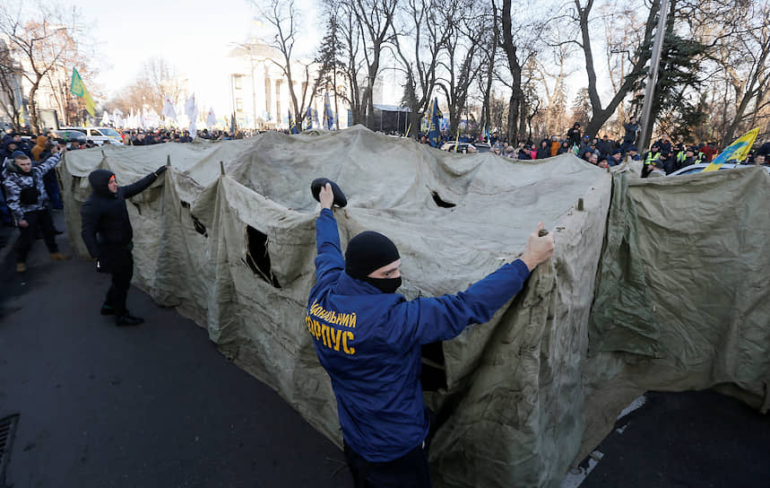 Правоохранители разобрали военные палатки, которые пытались установить протестующие