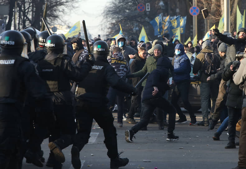 Столкновения протестующих с полицией в Киеве
