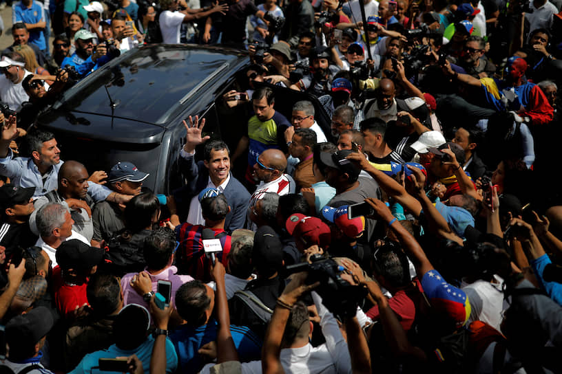 Массовые протесты в Каракасе 
&lt;br>10 января президент Венесуэлы Николас Мадуро заступил на второй срок. 23 января в Каракасе начались массовые акции против действующей власти. В тот же день на фоне политического кризиса лидер оппозиции Хуан Гуайдо объявил себя и. о. президента страны. Законным лидером его признали около 50 стран, в том числе США, Канада и Бразилия  
&lt;br>Заметность: 8 641