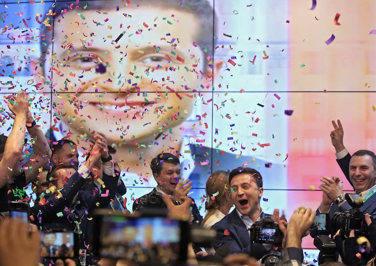 Президентские выборы на Украине 
&lt;br>21 апреля по итогам второго тура выборов победу одержал Владимир Зеленский, набрав рекордные 73,22% голосов. Его оппонент Петр Порошенко получил 24,45%. Явка избирателей составила 61,37% 
&lt;br>Заметность события: 14 546