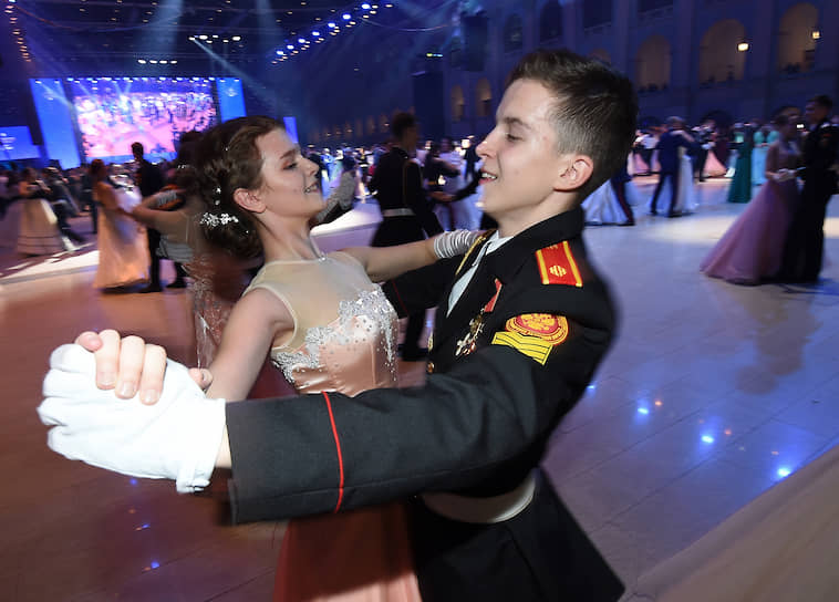 IV Международный благотворительный кадетский бал, посвященный Дню героев Отечества, прошел в Гостином дворе в Москве