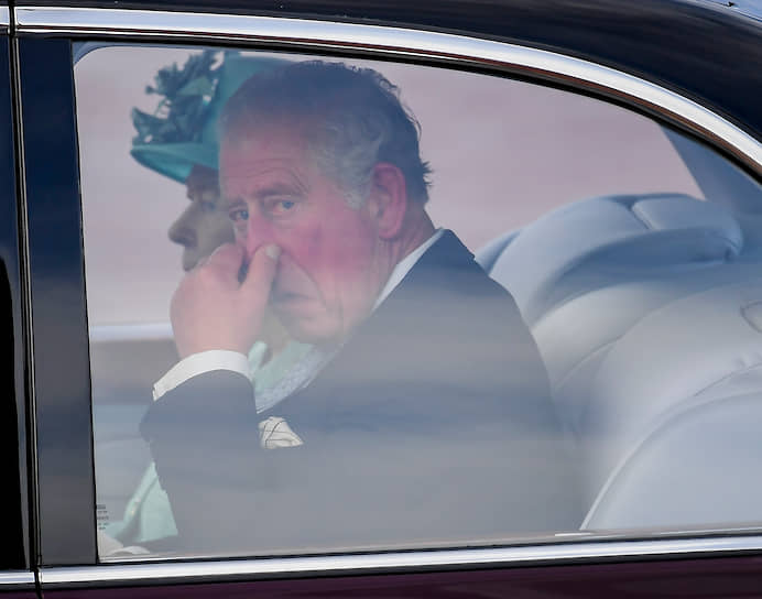 Лондон, Великобритания. Королева Елизавета II и принц Уэльский Чарльз возвращаются в Букингемский дворец после открытия новой сессии парламента 