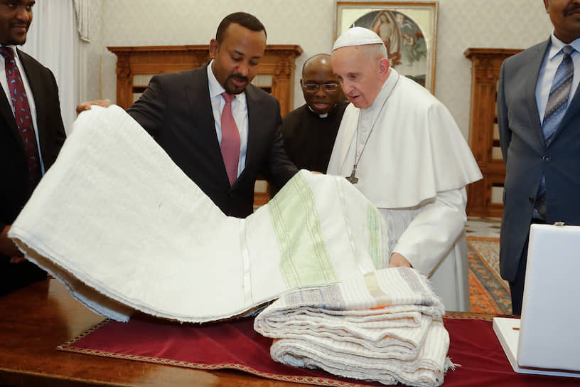 Премьер-министр Эфиопии Абий Ахмеду Али (слева) и пара римский Франциск