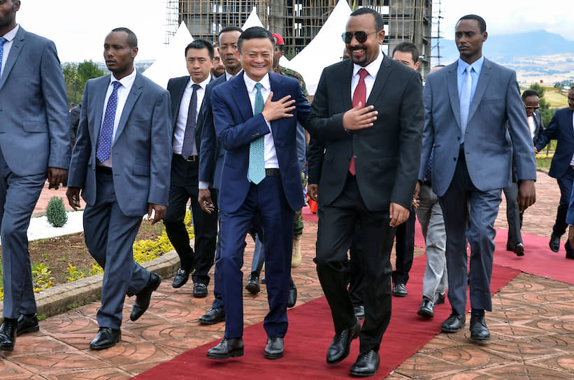 Председатель совета директоров компании Alibaba Group Джек Ма (в центре) и премьер-министр Эфиопии Абий Ахмед Али (справа)