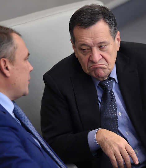 Вице-спикер Госдумы Петр Толстой (слева) и председатель комитета по бюджету и налогам Андрей Макаров