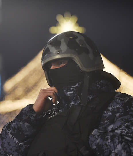 Москва. Сотрудник правоохранительных органов на месте стрельбы возле центрального здания ФСБ