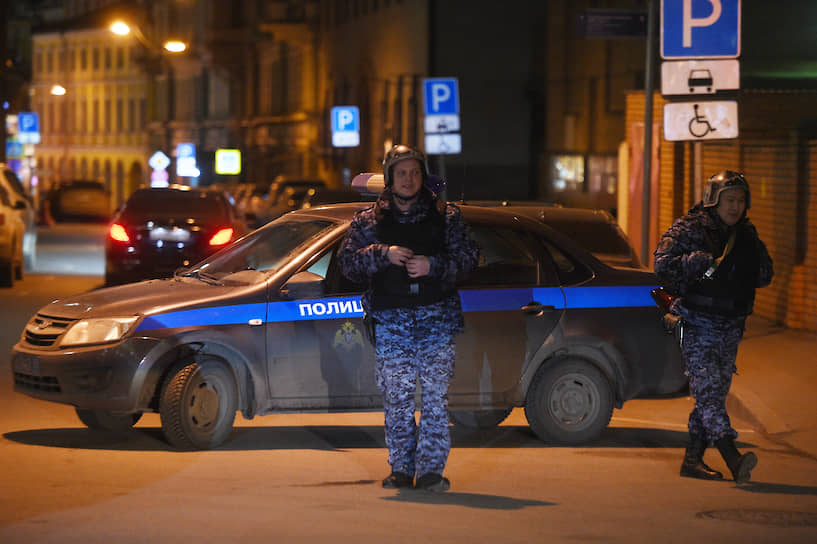 Сотрудники полиции у здания ФСБ на Кузнецком мосту, где произошла стрельба