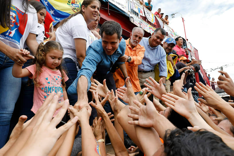 Массовые протесты в Каракасе 
&lt;br>10 января президент Венесуэлы Николас Мадуро заступил на второй срок. 23 января в Каракасе начались массовые акции против действующей власти. В тот же день на фоне политического кризиса лидер оппозиции Хуан Гуайдо объявил себя и. о. президента страны. Законным лидером его признали около 50 стран, в том числе США, Канада и Бразилия
&lt;br>Заметность: 8 641  