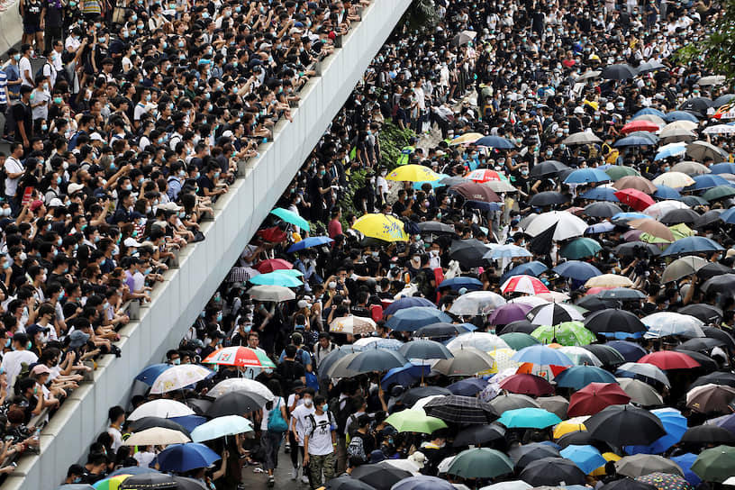 Протесты в Гонконге 
&lt;br>В феврале правительство Гонконга предложило поправки к закону об экстрадиции, позволяющие заключать такие договоры с Макао, Тайванем и материковым Китаем. Жители посчитали, что нововведения будут использованы против диссидентов и оппозиции. С марта в городе проходят массовые акции протеста, 16 июня состоялся самый масштабный митинг в истории города собравший 2 млн человек. 23 октября правительство отозвало законопроект, но протесты не прекратились       
&lt;br>Заметность: 4 247