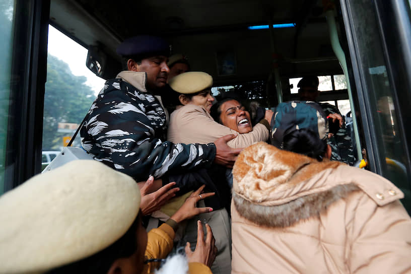 Нью-Дели, Индия. Задержание участницы акции против нового закона о гражданстве