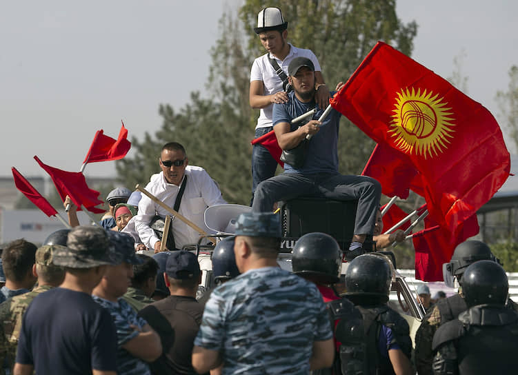 Арест экс-президента Киргизии
&lt;br>Бывший президент Киргизии Алмазбек Атамбаев был задержан 8 августа после двухдневного штурма его резиденции, который сопровождался массовыми беспорядками с участием сторонников экс-главы государства. Господина Атамбаева обвиняют в соучастии в убийстве, коррупции и вооруженном сопротивлении властям. Также он подозревается в причастности к двум незаконным сделкам с земельными участками
&lt;br>Заметность: 3 742