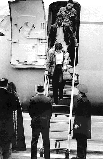 19 и 20 ноября 1979 года по личному распоряжению аятоллы Хомейни были освобождены 13 заложников – восемь мужчин афро-американского происхождения и пять женщин. Остальные 52 заложника провели в плену 444 дня. На фото: первые из освобожденных заложников на американской базе в Германии, 20 ноября 1979 года 