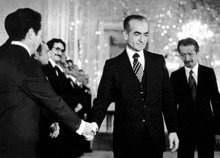 Шах Мохаммед Реза Пехлеви (в центре) и его последний премьер-министр Шапур Бахтияр (справа) за десять дней до отъезда из Ирана. Сначала шах бежал в Каир, но вскоре ему позволили приехать в США на лечение. Это решение и спровоцировало захват иранскими студентами американского посольства в Тегеране (6 января 1979 года). 