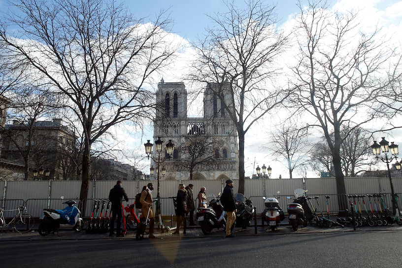 Париж, Франция. Люди перед Собором Парижской Богоматери