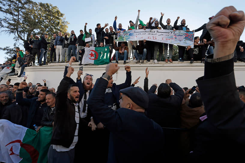 Алжир, Алжир. Местные жители во время похорон главы Генерального штаба армии Ахмеда Гаида Салаха 