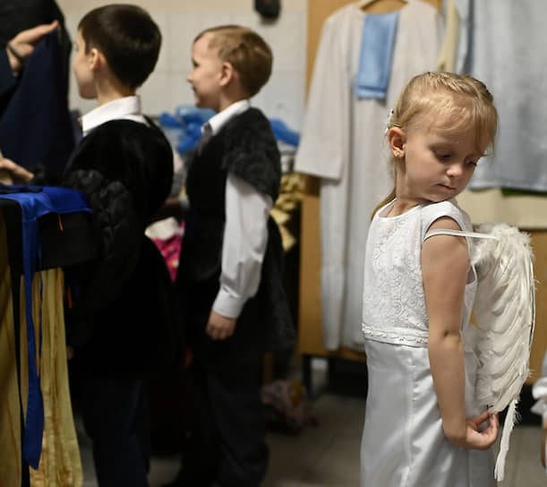 Омск, Россия. Дети готовятся к праздничным представлениям в католической церкви
