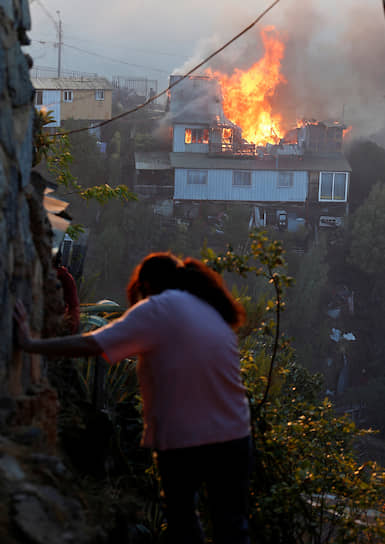 Вальпараисо, Чили. Лесные пожары, охватившие окраины города, дошли до жилых домов