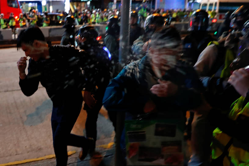 Гонконг, Китай. Стражи порядка распыляют перцовый газ во время акций протеста