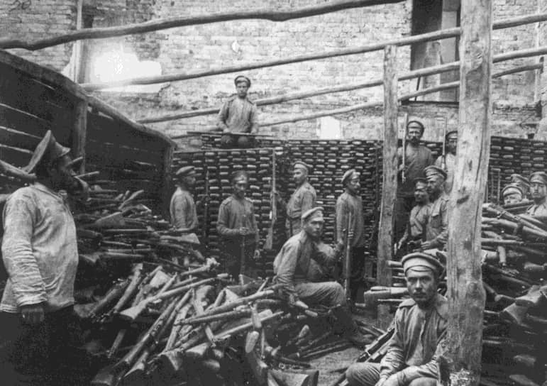 «Очень много солдат, в особенности в тылу, вооруженных старыми винтовками, а также австрийскими,— благо, их взяли не одну тысячу» (на фото — складывание трофейных австрийских винтовок в штабеля, 1916 год)