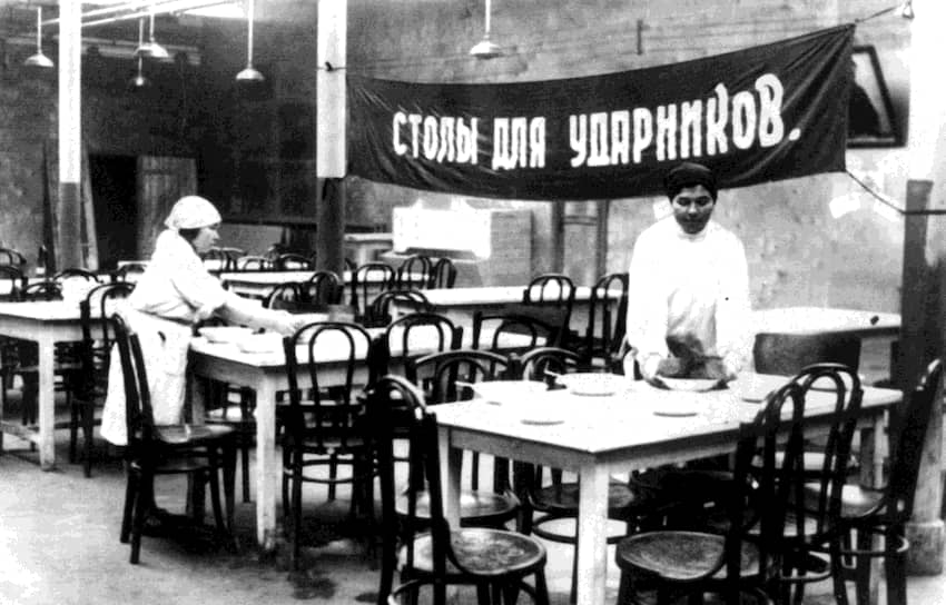 Выборочная проверка заводских столовых показала, что в них повсеместно готовят низкокалорийные, а часто и несъедобные обеды (на фото — рабочая столовая в Иваново, 1931 год)