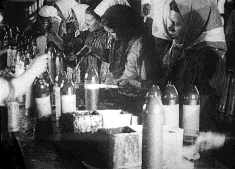 «Не маловажное значение, бесспорно, имело бы и привлечение к работам женщин» (на фото — изготовление боеприпасов, март 1917 года) 