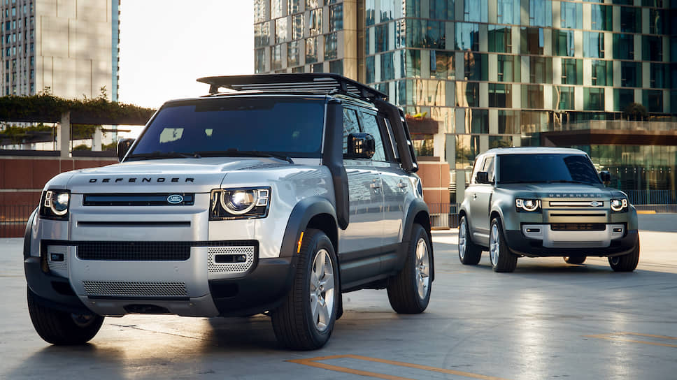 Новый Land Rover Defender сохранил имя легендарного предка, при этом полностью изменился. Конструкция избавилась от рамы, вместо мостов — пружинная независимая подвеска, постоянный полный привод и автоматическая коробка передач работают в сочетании с бензиновыми и дизельными моторами. В салоне — цифровая приборная панель, мультимедиа с онлайн-сервисами и электронные помощники водителя.