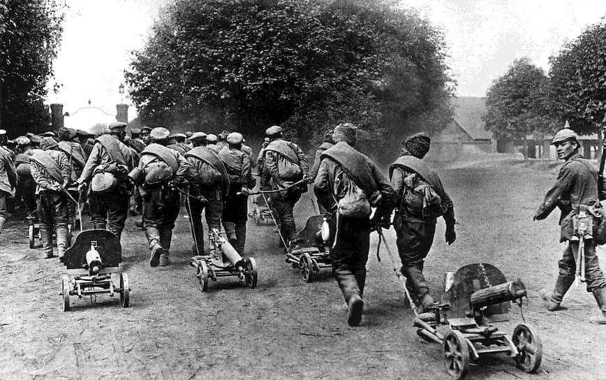 «В результате там, где перебиты офицеры, начались массовые сдачи в плен» (на фото — германский солдат конвоирует русских солдат, 1915 год) 