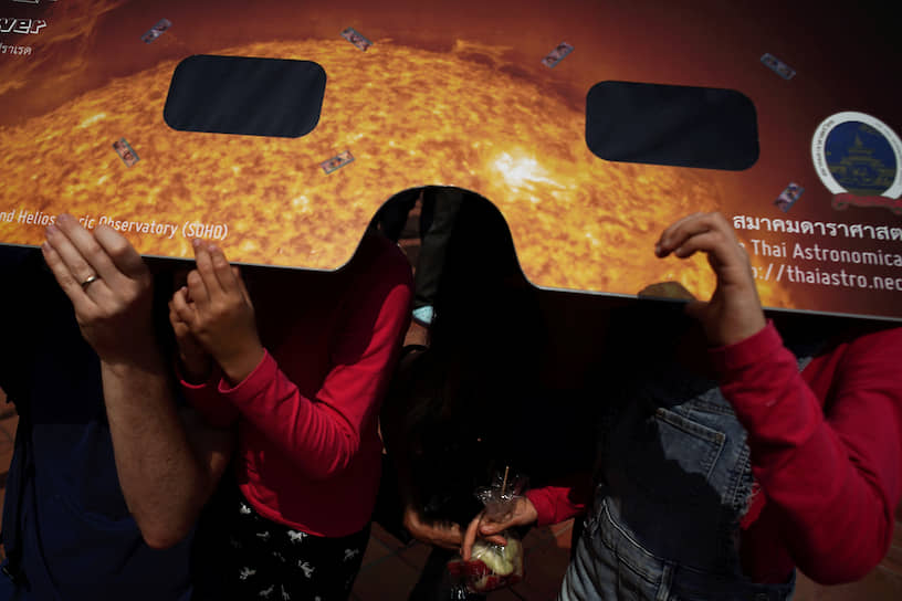 Бангкок, Таиланд. Люди наблюдают затмение в планетарии