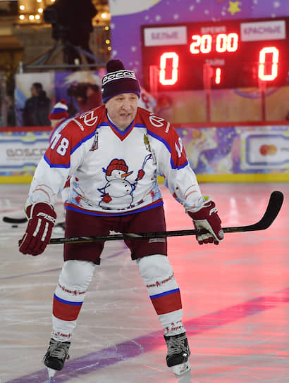 Член Совета Легенд Ночной хоккейной лиги Ирек Гимаев на матче